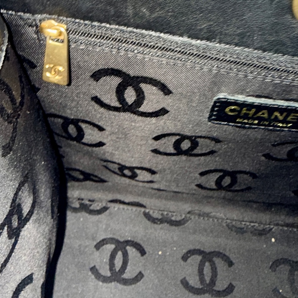 🔥SOLD🔥CHANEL Camelia Enamel Tote Bag - Picture 16 of 17